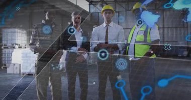 Dijital veri işleme animasyon örtüsüyle sabit kasklı mühendisler ayakta duruyor. Teknoloji, yenilik, inşaat, takım çalışması, mühendislik, fütüristik