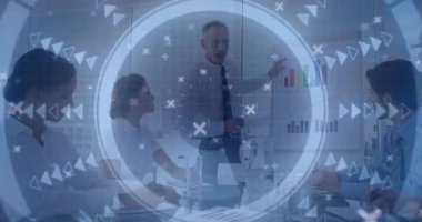 Toplantı odasında, çeşitli takımlar dijital veri işleme animasyon örtüsüyle tartışıyor. İşbirliği, takım çalışması, iş, beyin fırtınası, teknoloji, çeşitlilik