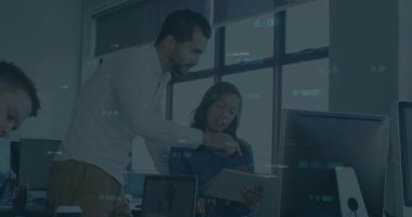 Bilgisayar ekranına ikili kod animasyonu ile bakan adam. Teknoloji, dijital, programlama, siber güvenlik, teknoloji, yazılım