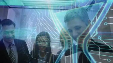 Ofiste işbirliği yapan, dijital veri işleme animasyonunu kullanan iş adamları. Takım çalışması, işbirliği, iletişim, strateji, yenilik, teknoloji