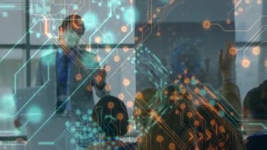 Devre kartı ve veri işleme animasyon örtüsüyle iş toplantısı. Teknoloji, yenilik, elektronik, işbirliği, takım çalışması, dijital