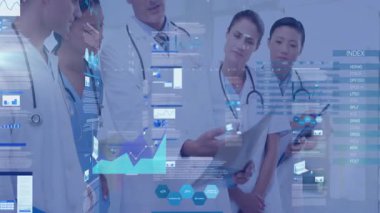 Hasta verilerini, tıbbi uzmanları ofislerinde animasyon olan dijital çizelgeleri kullanarak tartışıyorlar. Sağlık, teknoloji, takım çalışması, yenilik, işbirliği, teşhis