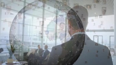 Ofiste, iş adamı küresel ağ ve profil bağlantıları için animasyon kullanıyor. Teknoloji, yenilik, ağ, iletişim, dijital, kurumsal