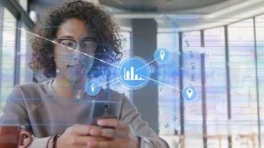 Dijital veri ikonlarının animasyonuyla akıllı telefon kullanmak, gülümseyen insan. Teknoloji, iletişim, yenilik, bağlantı, mobil, yaşam tarzı