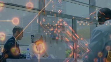 Modern ofiste çalışan, çalışma alanını çevreleyen devre animasyonu olan insanlar. Teknoloji, yenilik, ağ, dijital, takım çalışması, işbirliği