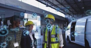 Depoda, güvenlik donanımlı işçiler dijital arayüz kaplamasını tartışıyor. Lojistik, teknoloji, takım çalışması, yenilik, ekipman, iletişim