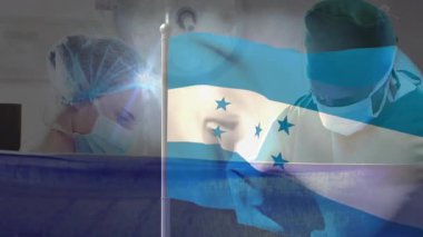 Honduras bayrağı sallıyor, sağlık görevlileri koruyucu giysiler giyip birlikte duruyorlar. Dayanışma, koruma, takım çalışması, salgın, cephe hattı, güvenlik