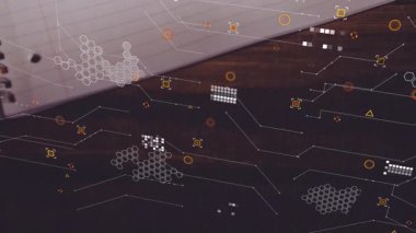 Dijital veriler ve soyut geometrik şablonlar ahşap yüzeyi animasyonla kaplıyor. Teknoloji, gelecekçi, geometri, yenilik