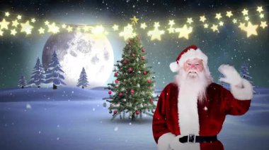 El sallıyor, Noel Baba karlı manzarada yıldızlı ışıklarla Noel ağacının yanında duruyor. Tatil, şenlik, kış, kutlama, neşe, gelenek