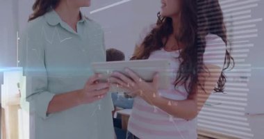 Finansal grafikler, ofis animasyonunda tablet kullanan iki kadın. Finans, analiz, teknoloji, takım çalışması, iş, işbirliği
