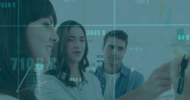 Finansal veri tablolarını analiz etmek, iş ekibinin ofiste grafikleri birlikte incelemesi. takım çalışması, veri analizi, işbirliği, finans, toplantı, tartışma