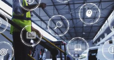 Depoda forklift kullanmak, dijital animasyon simgeleriyle etkileşime giren işçiler. Lojistik, teknoloji, otomasyon, envanter, endüstri, yenilik