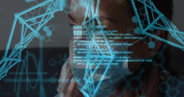 Dijital DNA ve veri işleme animasyonu kaplamalı maske takan kişi. Teknoloji, siber güvenlik, yenilik, yapay zeka, koruma