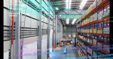 Endüstriyel teçhizatla depodaki rafları kaplayan dijital kod. Lojistik, tedarik zinciri, teknoloji, envanter, otomasyon, dijitalleştirme