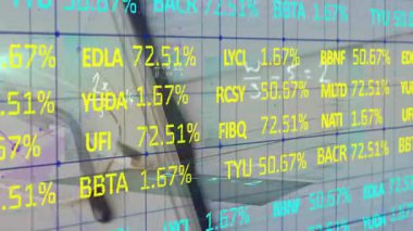 Yansıtıcı yüzeyde canlandırma yüzdeleri olan borsa verileri gösteriliyor. Finans, yatırım, veri görselleştirme, borsa, teknoloji, ekonomi