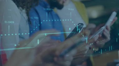 Dijital finansal veriler ve dünya haritası animasyonu yerine akıllı telefonu kullanan eller. Teknoloji, finans, analitik, yatırım, küresel, bağlantı