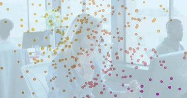 Modern ofiste çalışan insanlar üzerinde mor ağ bağlantıları. Teknoloji, yenilik, işbirliği, bağlantı, dijital, takım çalışması