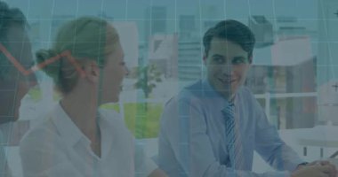 Ofiste, iş adamı bilgisayar ekranında finansal grafik animasyonunu analiz ediyor. finans, analitik, yatırım, şirket, veri, teknoloji