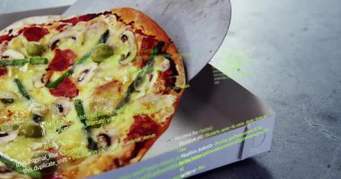 Pizza kutusunun üzerinde yeşil kod animasyonu dijital veri işlemeyi öneriyor. Teknoloji, matris, fütüristik, kodlama, sanal, yiyecek
