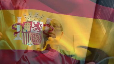 Ofiste, iki kişinin sohbet ettiği İspanyol bayrağının animasyonu. Toplantı, iş arkadaşları, takım çalışması, çeşitlilik, kültür, işyeri