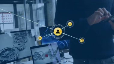 Ağ verileri ve animasyon simgeleriyle bağlantı kuran akıllı telefon, iş profesyonelleri kullanılıyor. Teknoloji, ağ, bağlantı, dijital, yenilik