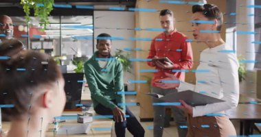 Ofiste, çeşitli takımlar olay yerini kaplayan veri grafiklerinin animasyonuyla işbirliği yapıyorlar. İş, işbirliği, takım çalışması, analitik, teknoloji, yenilik