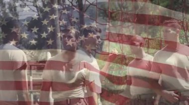 Askeri kıyafetler giymiş, Amerikan bayrağı animasyon örtüsüyle yan yana duran adamlar. Vatanseverlik, askerler, takım çalışması, yoldaşlık, silahlı kuvvetler, ulusal