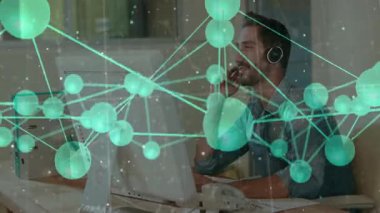 Bilgisayar başında çalışan kulaklıklı bir adam ağ bağlantıları animasyonunda çalışıyor. Teknoloji, iletişim, ağ, telekomünikasyon, ofis, sanal