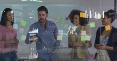 Animasyon üzerinde işbirliği yapan, çeşitli takımlar veri görselleştirmesi üzerinde çalışıyor. Takım çalışması, teknoloji, işbirliği, çeşitlilik, beyin fırtınası, yenilik