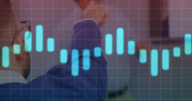 Finansal grafiği analiz ediyorum, ofiste profesyonel bir iş adamı ve ekranda animasyon var. Finans, analitik, analiz, şirket, teknoloji, yatırım