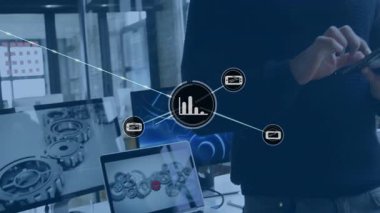 Akıllı telefon kullanarak, iş adamı veri simgeleri animasyon ağıyla etkileşime geçiyor. Teknoloji, yenilik, bağlantı, dijital, iletişim, mobil