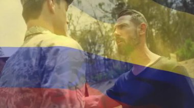 Kolombiya bayrağı animasyonu olan iki adam hararetli bir konuşma yapıyor. Tartışma, iletişim, diyalog, uluslararası, işbirliği, takım çalışması