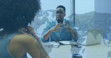 Ofiste, dijital dünya haritası ve verilerinin animasyonunu tartışan profesyoneller var. İş, teknoloji, işbirliği, yenilik, analitik, toplantı