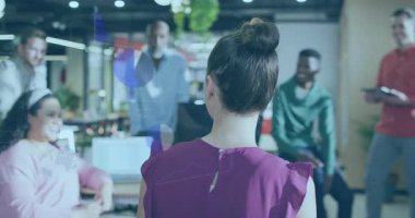 Modern ofiste dijital verilerle işbirliği yapan çeşitli takımlar animasyonu örtüyor. İşbirliği, takım çalışması, teknoloji, yenilik, iş dünyası, beyin fırtınası