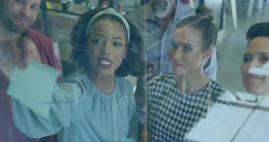 Ofiste, çeşitli takımlar şeffaf ekranda verileri analiz ediyor, animasyonu tartışıyorlar. Takım çalışması, işbirliği, beyin fırtınası, yenilik, teknoloji, analitik