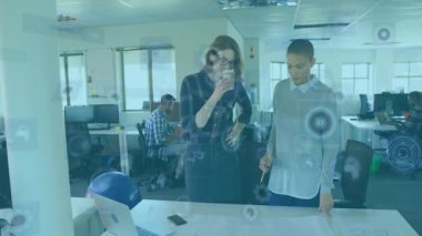 Modern ofiste dijital arayüz animasyonu üzerinde çalışan iki meslektaş. Teknoloji, yenilik, işbirliği, takım çalışması, ağ oluşturma, iletişim