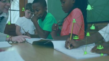 Çeşitli öğrencilere ödevlerinde yardım eden öğretmen, okulda yeşil ağ simgelerinin canlandırılması. Eğitim, sınıf, teknoloji, takım çalışması, akıl hocalığı, öğrenim