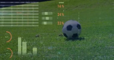 Veri analizi ve küresel harita ile çim üzerinde futbol oyuncusu animasyonu örtüyor. Spor, atlet, teknoloji, yenilik, istatistik, rekabet
