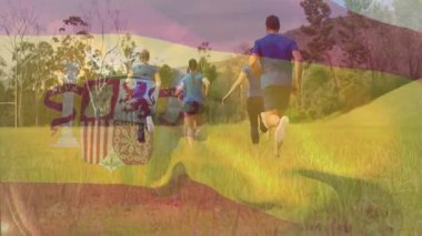 Otlak arazide koşan, İspanyol bayrağı animasyonu olan, kırsal alanda yaşayan insanlar. Açık hava, atletizm, egzersiz, ulusal bayraklar, vatanseverlik, İspanya