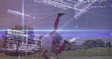 Futbolcu saha üzerinde veri işleme animasyonuyla gol kaydetmek için dalıyor. Kaleci, dijital, teknoloji, spor, savunma