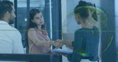 İş adamları dijital veri işleme animasyonlarıyla el sıkışıyor. tokalaşma, teknoloji, yenilik, işbirliği, anlaşma, ağ