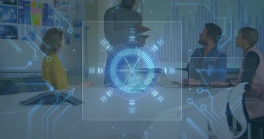 Konferans odasında, çeşitli ekipler dijital arayüz örtüşmesi ile iş toplantısındalar. Takım çalışması, işbirliği, teknoloji, profesyoneller, yenilik, strateji