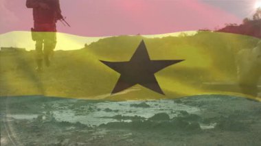 Animasyon sahnesinde Gana bayrağıyla yürüyen siluetli askerler. Ordu, vatanseverlik, askerler, ulusal bayrak, yürüyüş, savunucular