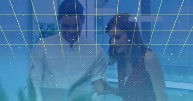 Dijital şebeke ve veri noktaları olan dizüstü bilgisayar kullanan iş arkadaşları. Takım çalışması, teknoloji, yenilik, beyin fırtınası, veri analizi, iş