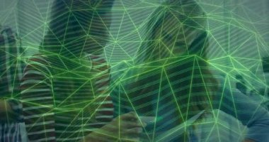 Bulanık arkaplan üzerinde soyut desen oluşturan yeşil geometrik çizgilerin animasyonu. dijital, tasarım, fütüristik, teknoloji, hareket