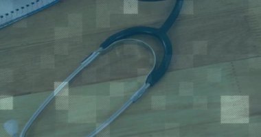 Ahşap yüzey, steteskop ve şebeke desenli animasyon içeren not defteri. Sağlık, ilaç, muayene, not, analiz, tıbbi ekipman