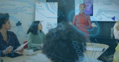 Çeşitli takımlar dijital veri işleme animasyon örtüsüyle toplanıyor. Takım çalışması, işbirliği, teknoloji, iş dünyası, yenilik, beyin fırtınası