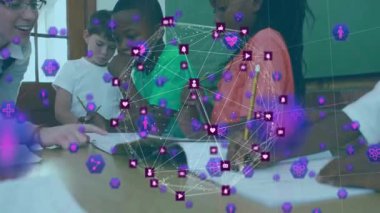 Okulda işbirliği yapan, çeşitli öğrencilerin ağ bağlantılarıyla veri işlemesi animasyon. Takım çalışması, eğitim, teknoloji, yenilik, işbirliği, çeşitlilik