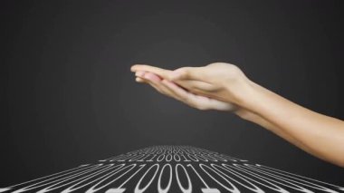 İkili kod üzerinde parlayan ampulü tutmak, yenilik ve teknolojiyi sembolize ediyor. gelecekçilik, dijital, yaratıcılık, ilerleme, aydınlatma, soyutlama