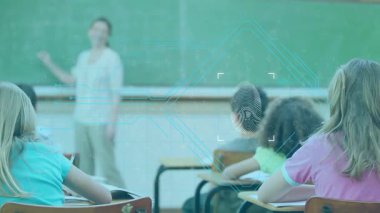 Okulda, öğretmen öğrencilere parmak izi taraması animasyon kaplamasını öğretiyor. Eğitim, teknoloji, biyometri, güvenlik, yenilik, sınıf